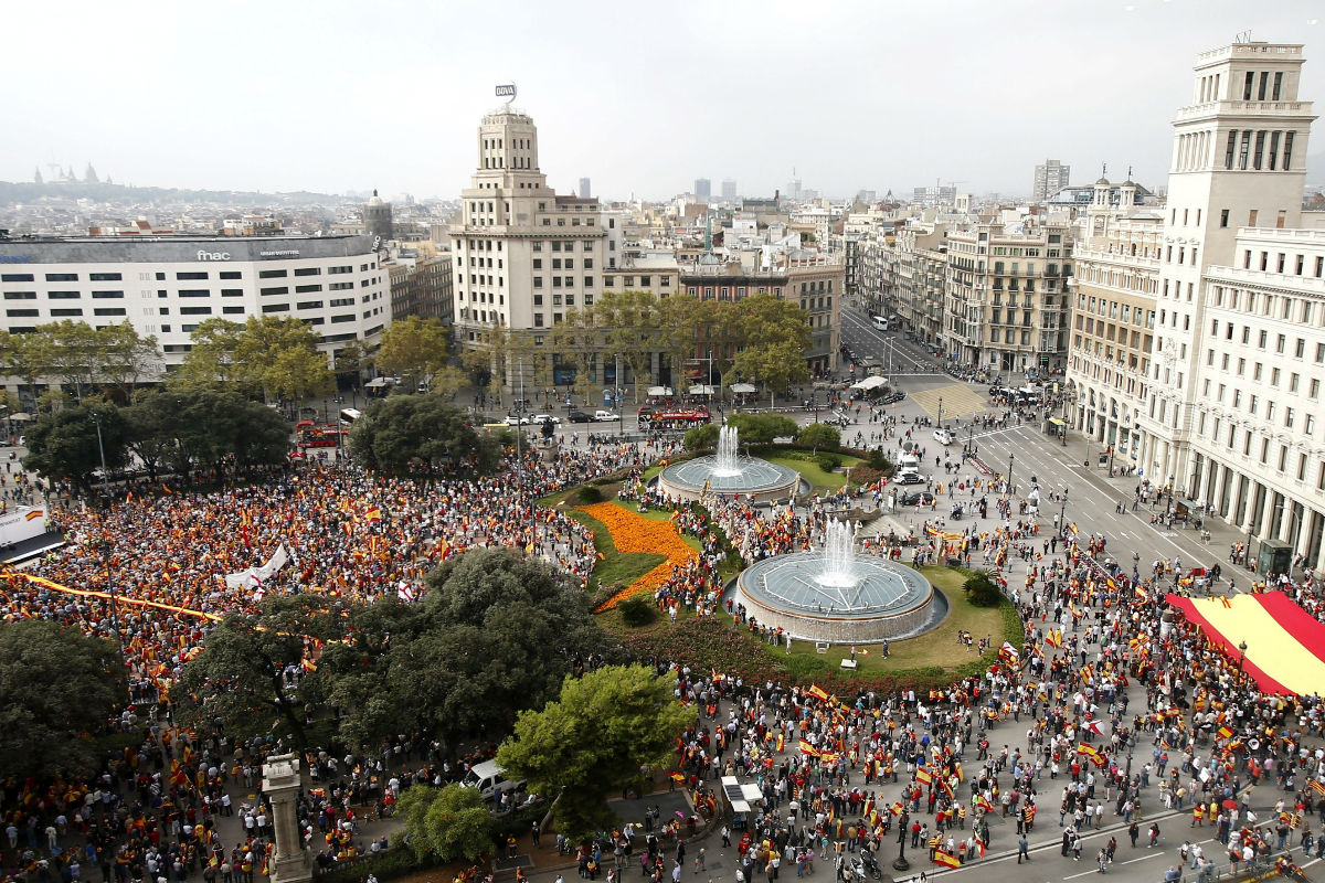 Aspecto de la plaza de Catalunya durante la manifestación por la unidad de España. (Foto: Efe)