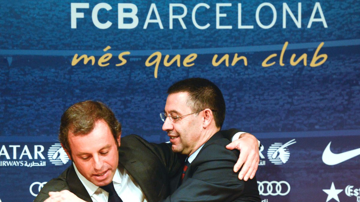 Josep María Bartomeu abraza a Sandro Rosell en la rueda de prensa de su despedida del Barcelona. (Getty)
