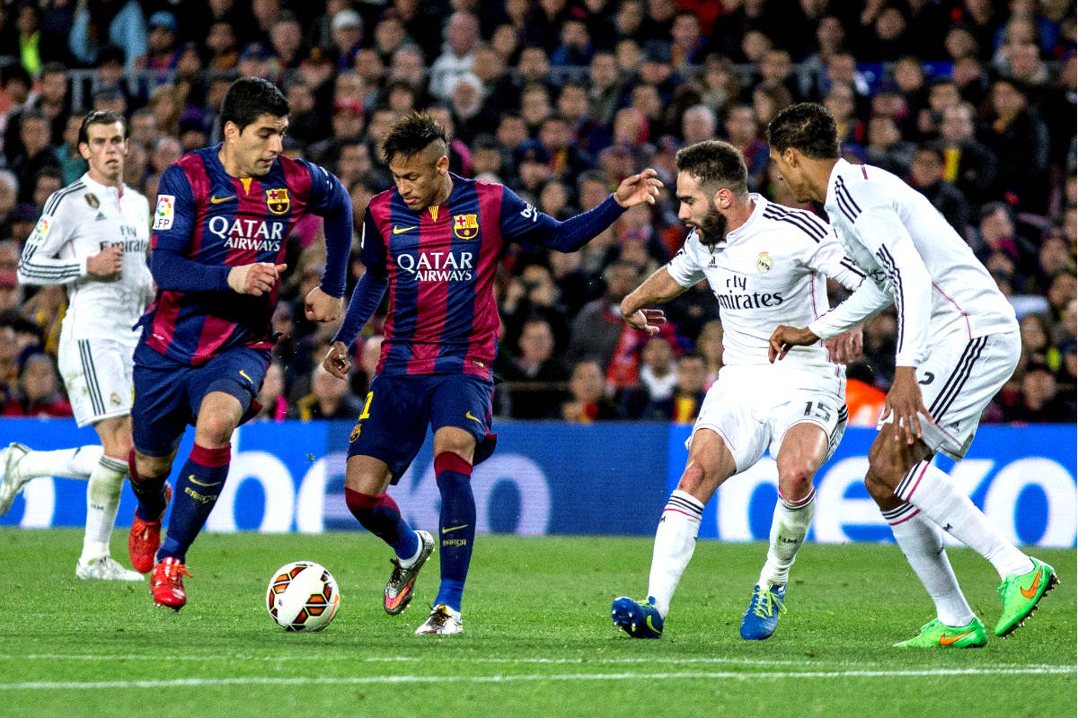 Real Madrid y Barcelona durante un clásico la pasada temporada (Getty)