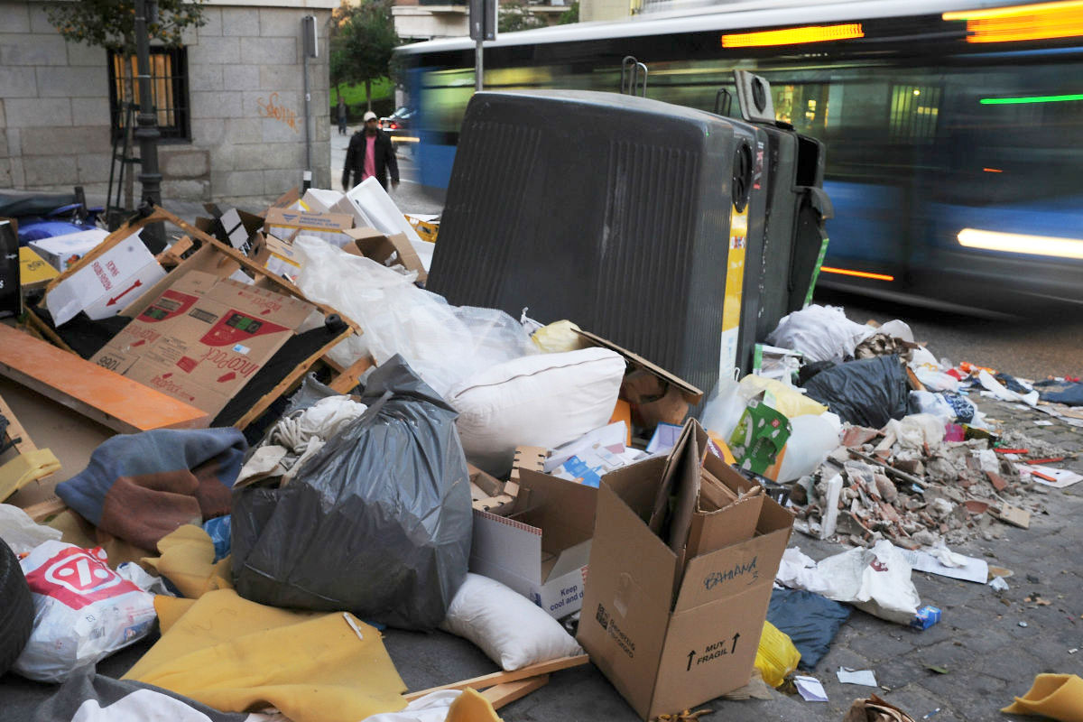 Montaña de basura en torno a un contenedor en Madrid.