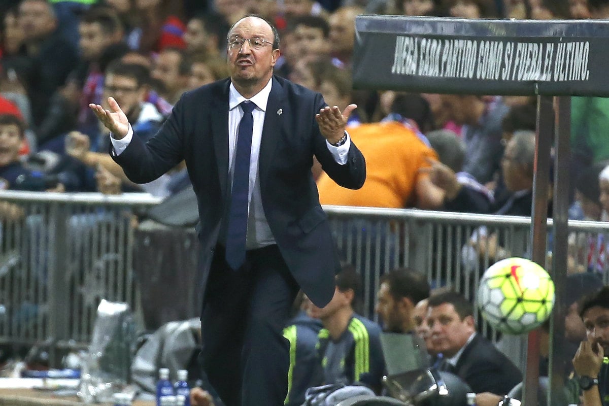 Rafa Benítez intenta dar instrucciones durante el partido ante el Atlético en el Calderón. (Getty)