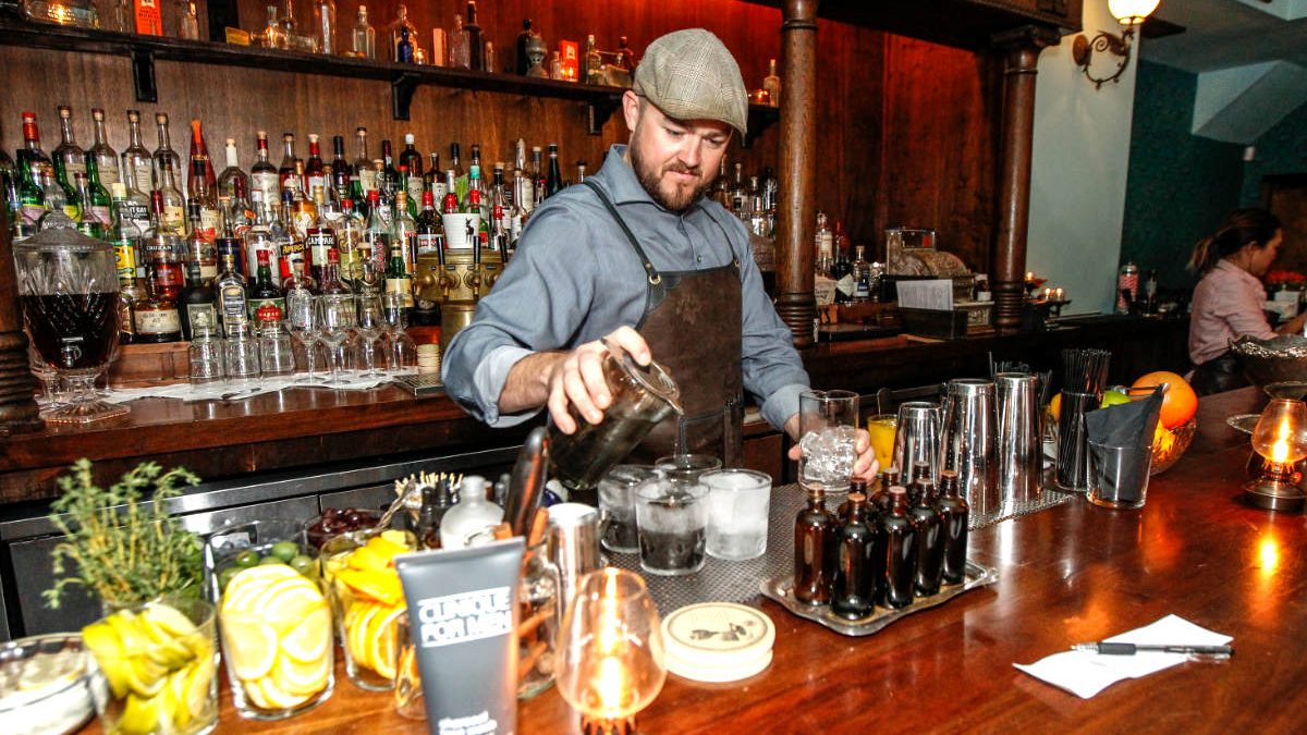 Barman preparando cócteles.