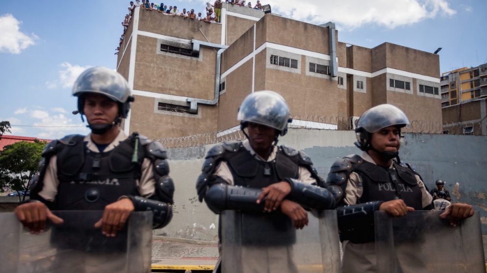 Policías apostados ante una prisión de Caracas (EFE)