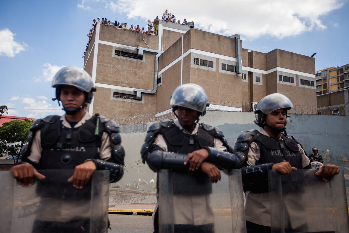 Policías apostados ante una prisión de Caracas (EFE)