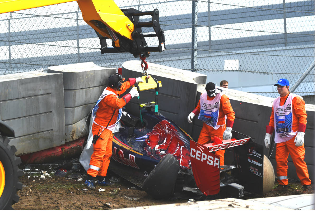 Los operarios del Circuito de Sochi retiran el coche de Carlos Sainz tras el accidente. (Getty)