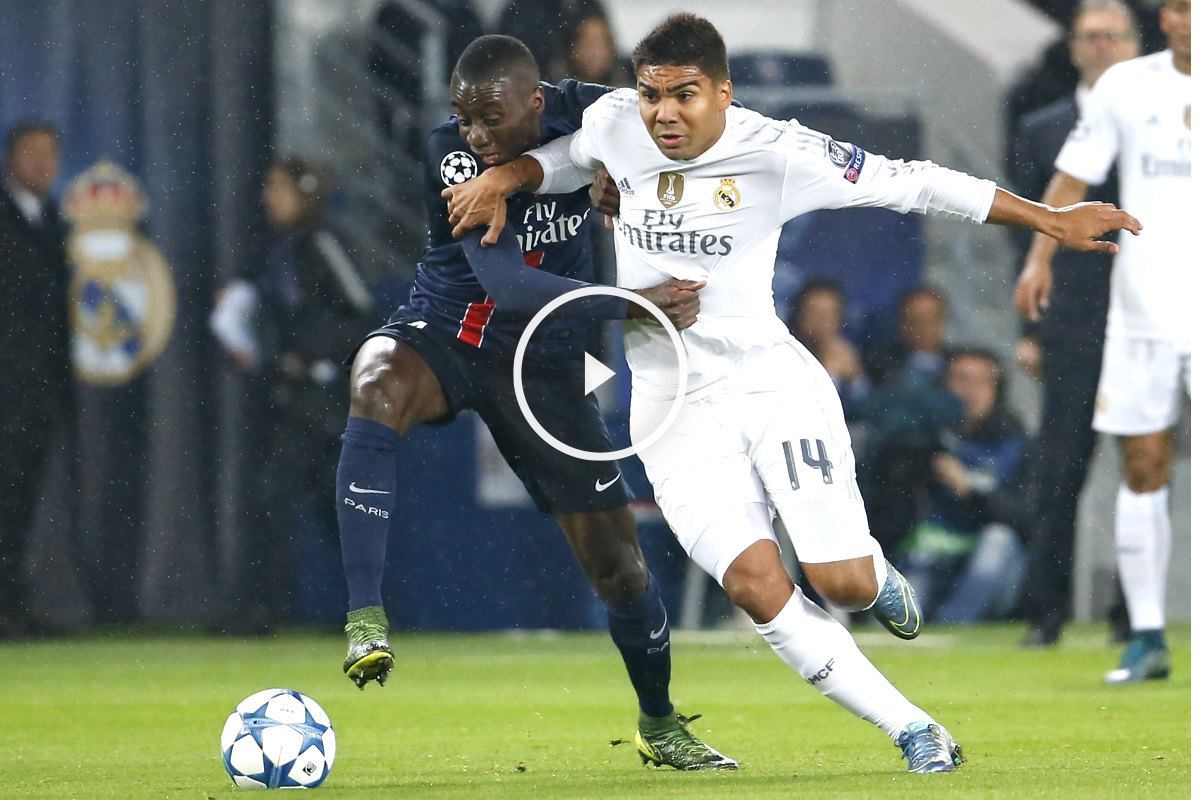 Casemiro controla la pelota ante el agarrón de Matuidi en el partido ante el PSG (AFP)