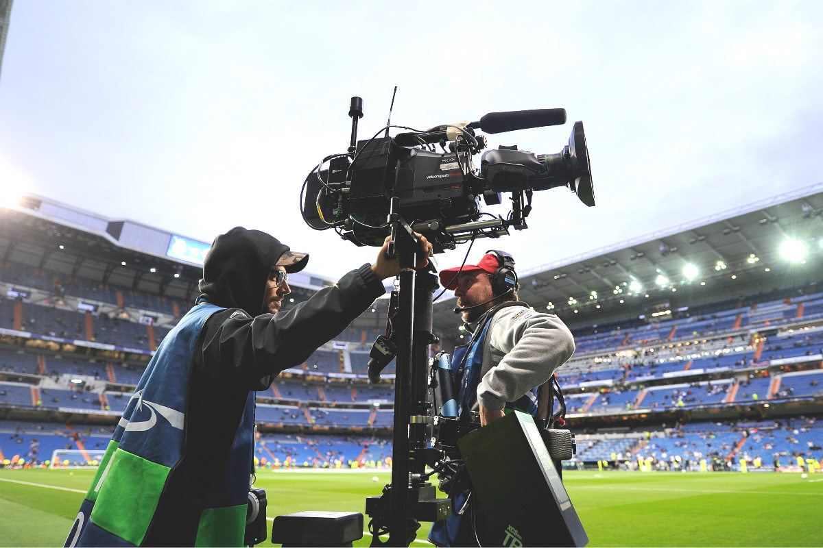Un cámara y su ayudante, en los prolegómenos de un partido de Champions en el Bernabéu. (Getty)
