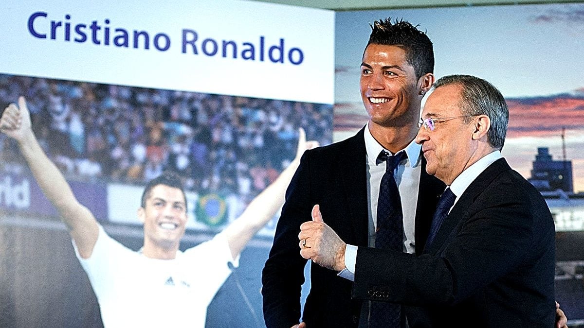 Cristiano Ronaldo, junto a Florentino Pérez en el palco del Bernabéu el día de su renovación. (Getty)