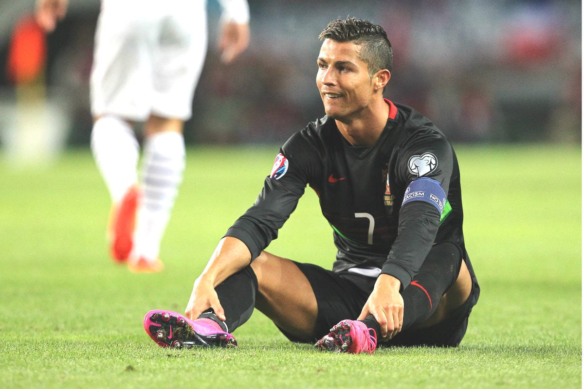 Cristiano Ronaldo, sentado en el césped en un partido con Portugal. (Getty)