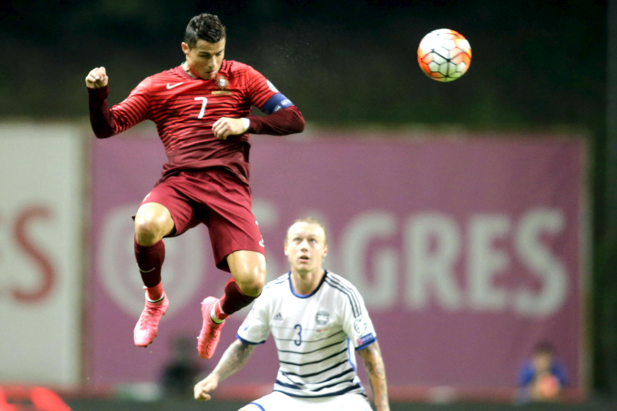 Cristiano remata un balón en el partido ante Dinamarca (Reuters)