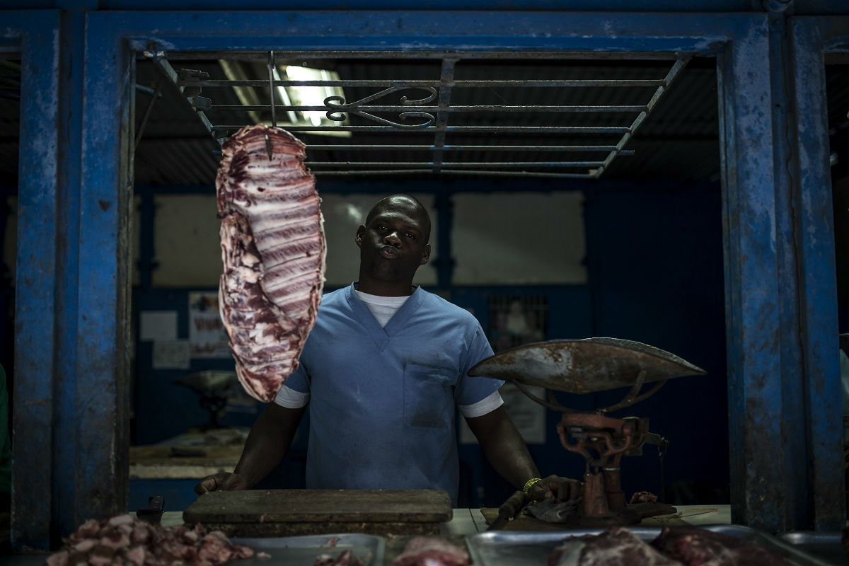 Carnicería de racionamiento en La Habana. (Foto: Getty)