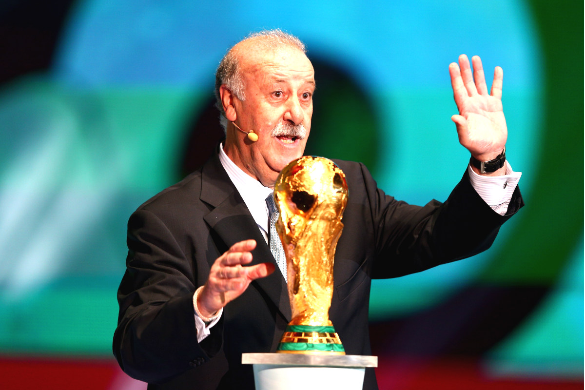 Vicente del Bosque, seleccionador español, con la Copa del Mundo. (Getty)