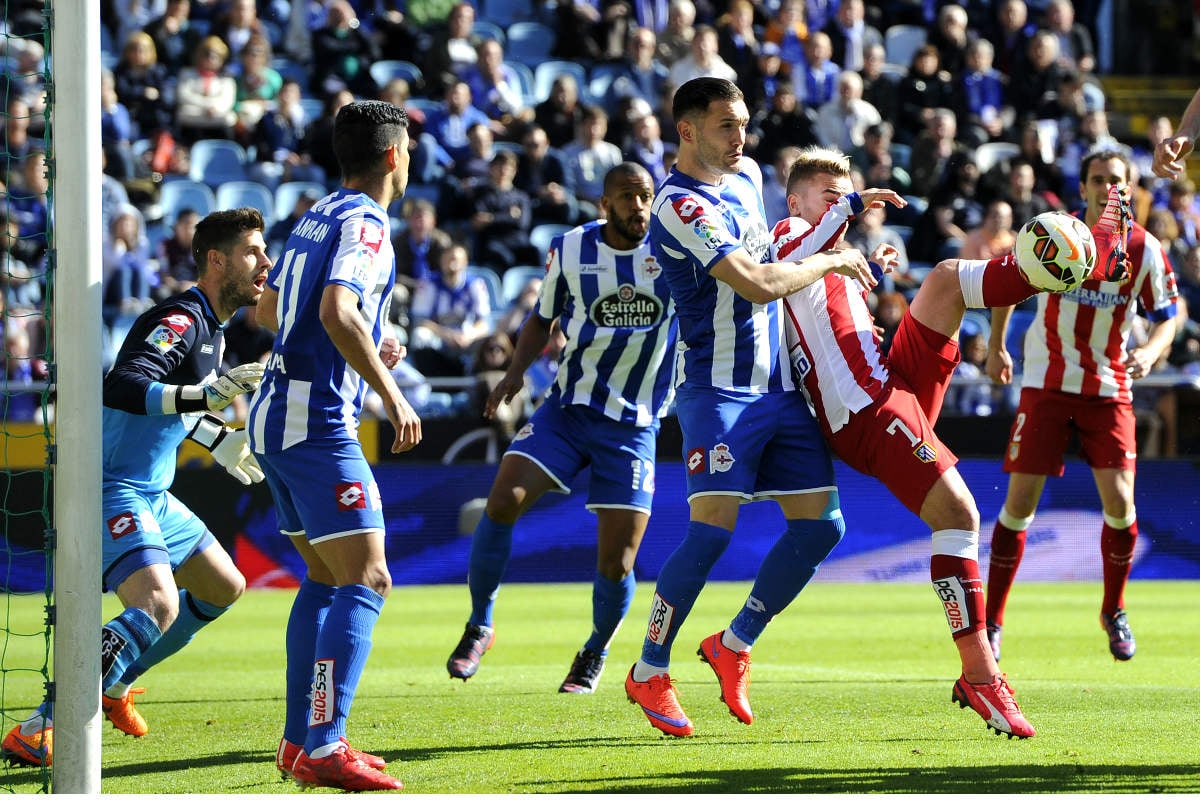 Antoine Griezmann intenta rematar ante Lucas Pérez en el último Depor-Atlético. (AFP)