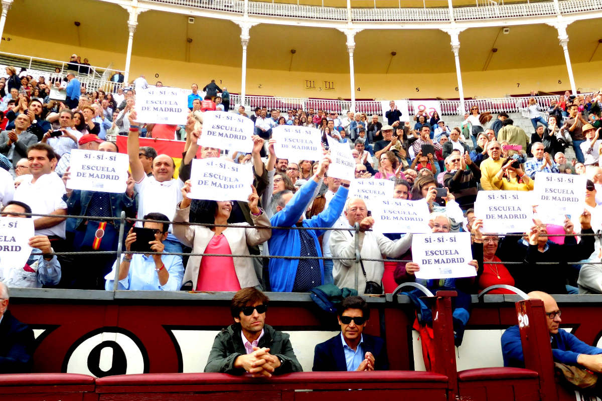 Alumnos de la Escuela Taurina protestan en Las Ventas (Foto: Efe)