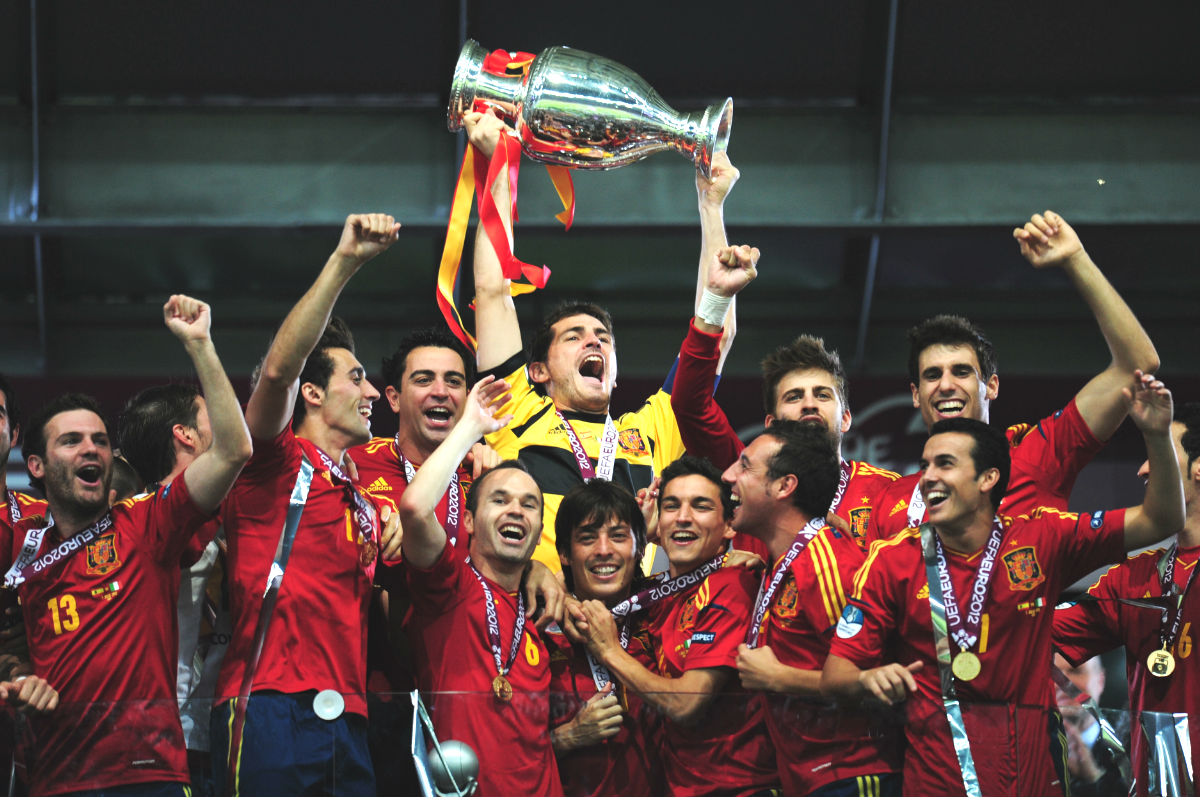 Los jugadores de la selección española levantan la Eurocopa de 2012. (Getty)