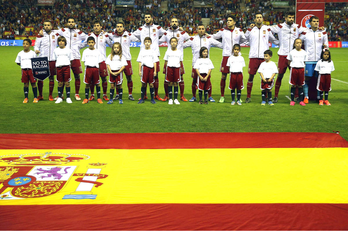 Los jugadores de la selección española escuchan el himno antes del partido ante Luxemburgo. (EFE)
