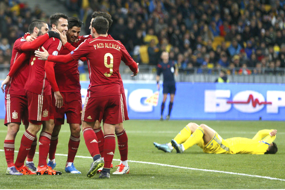 Los jugadores de España celebran el gol de Mario que dio la victoria en Ucrania. (Reuters)