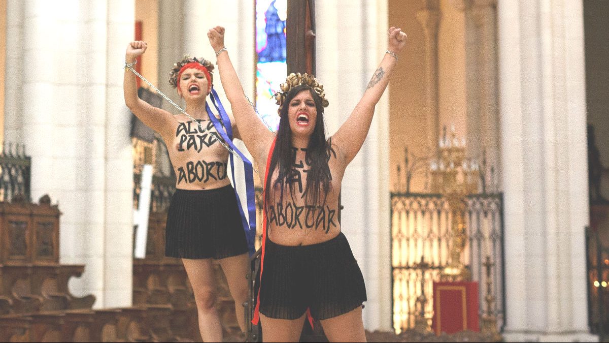 Dos integrantes de FEMEN en su asalto a la catedral de la Almudena