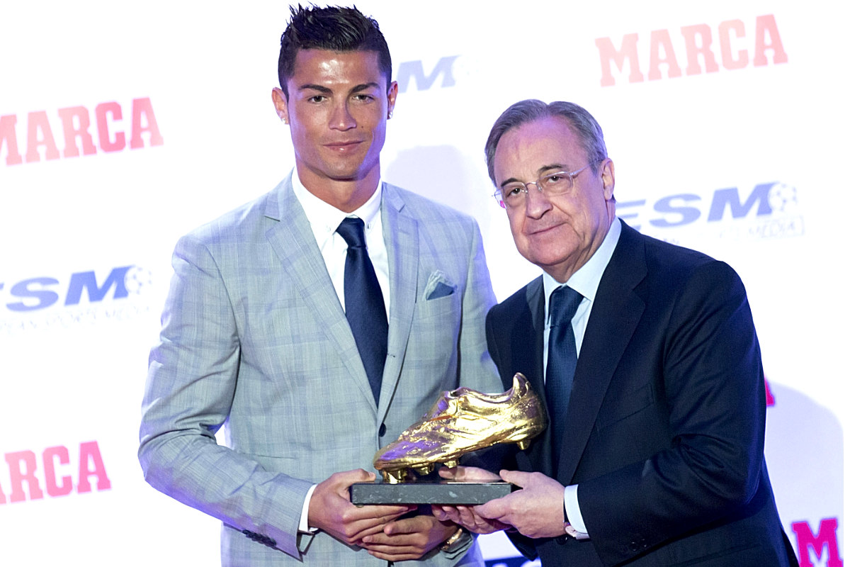 Florentino Pérez entrega a Cristiano Ronaldo su cuarta Bota de Oro