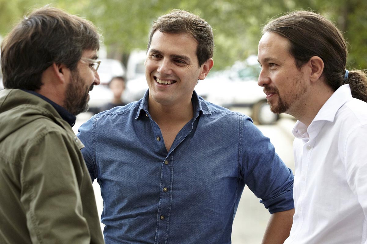 Jordi Evole junto a Albert Rivera y Pablo Iglesias. (Foto: La Sexta)