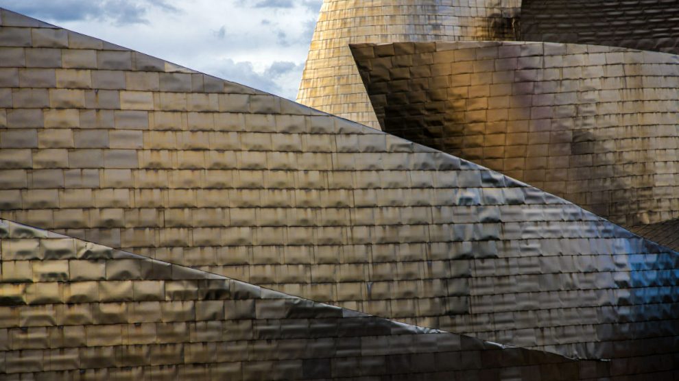 El exterior del Guggenheim Bilbao, compuesto de placas de titanio. (Foto: Getty)