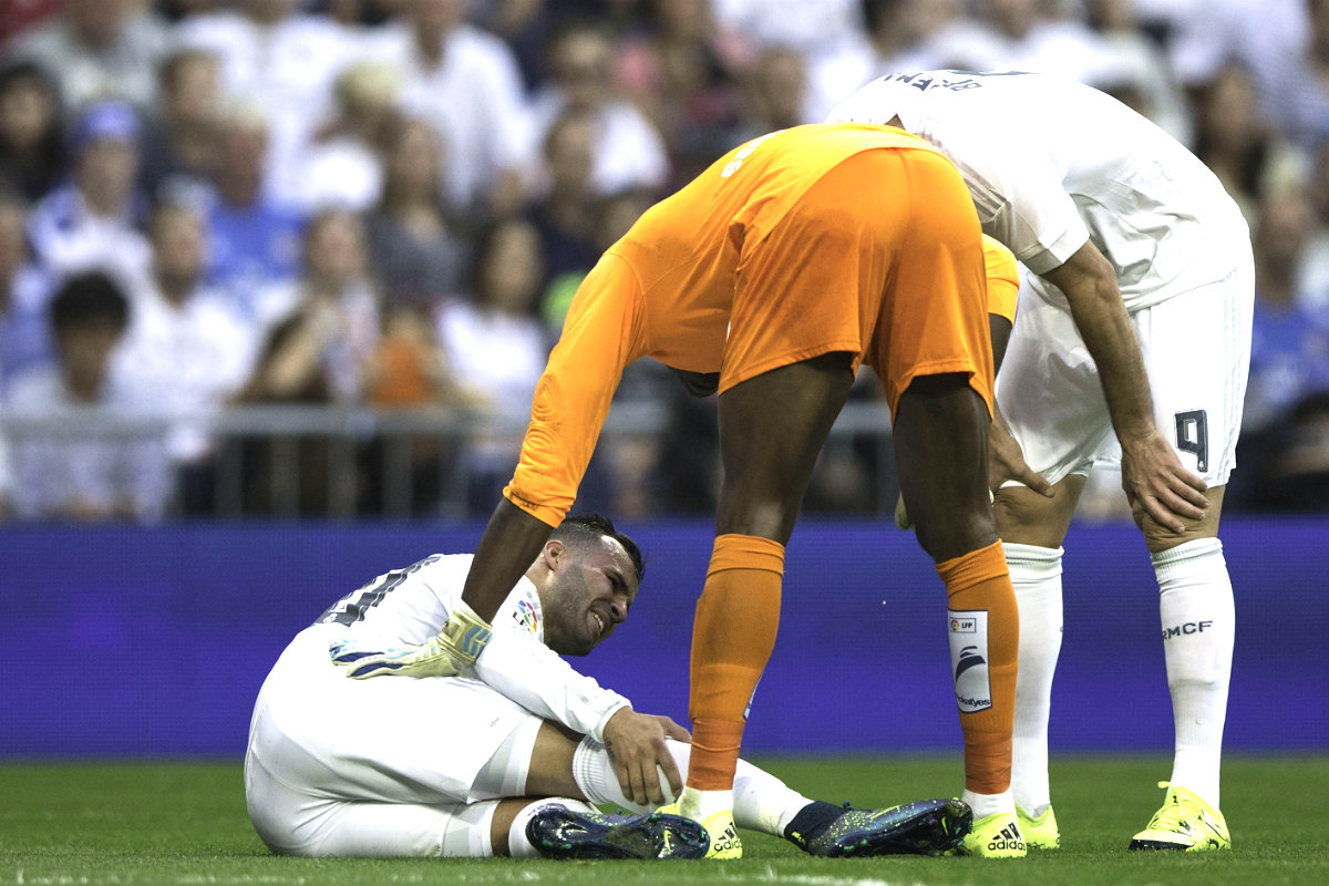Jesé se duele de dolor en el partido ante el Málaga (Getty)