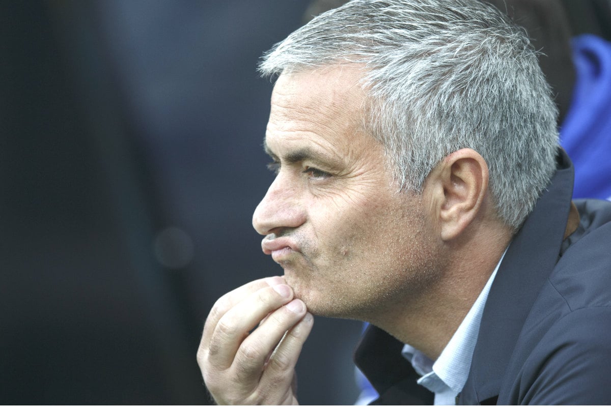 José Mourinho, con gesto de preocupacion en el banquillo del Chelsea. (Getty)
