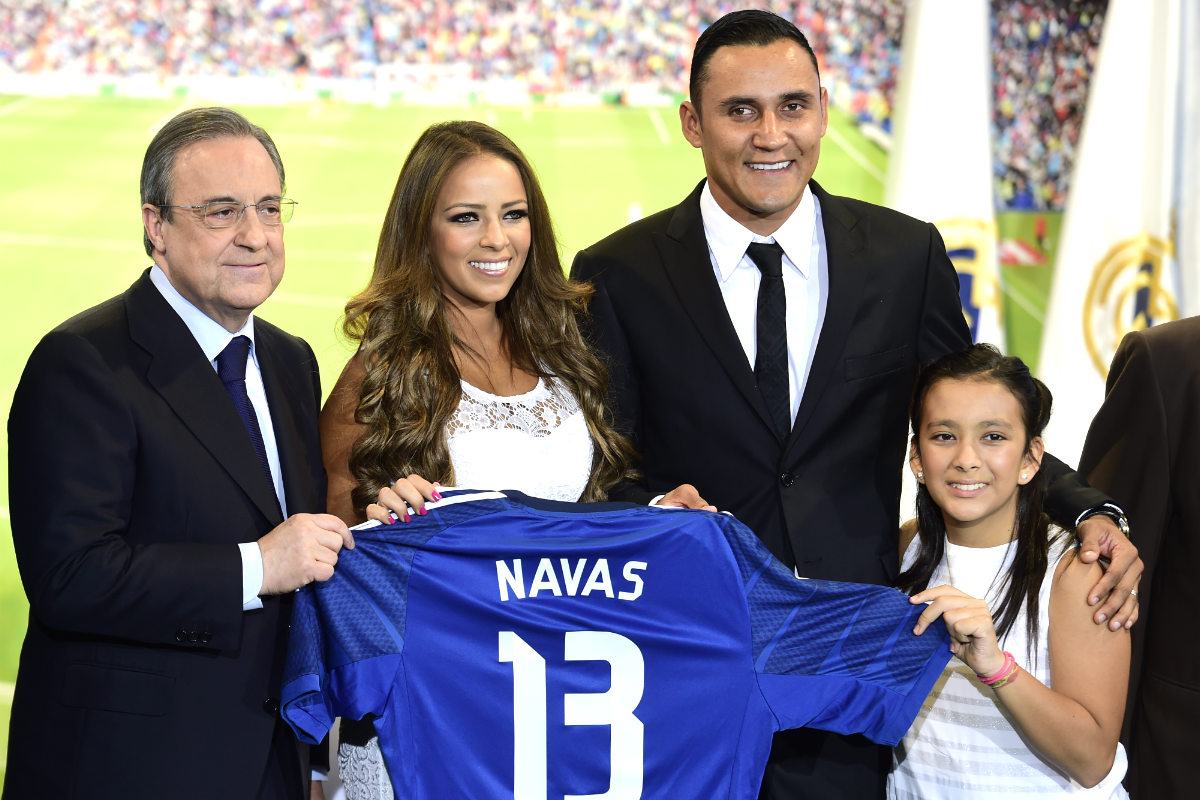 Florentino Pérez, junto a Keylor Navas y su familia el día de la presentación del portero en el Bernabéu. (AFP)