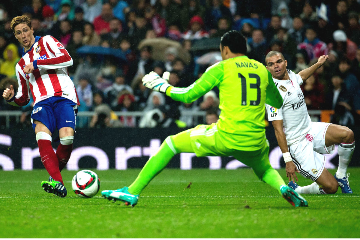 Fernando Torres bate a Keylor Navas en el derbi de Copa del año pasado en el Bernabéu. (Getty)