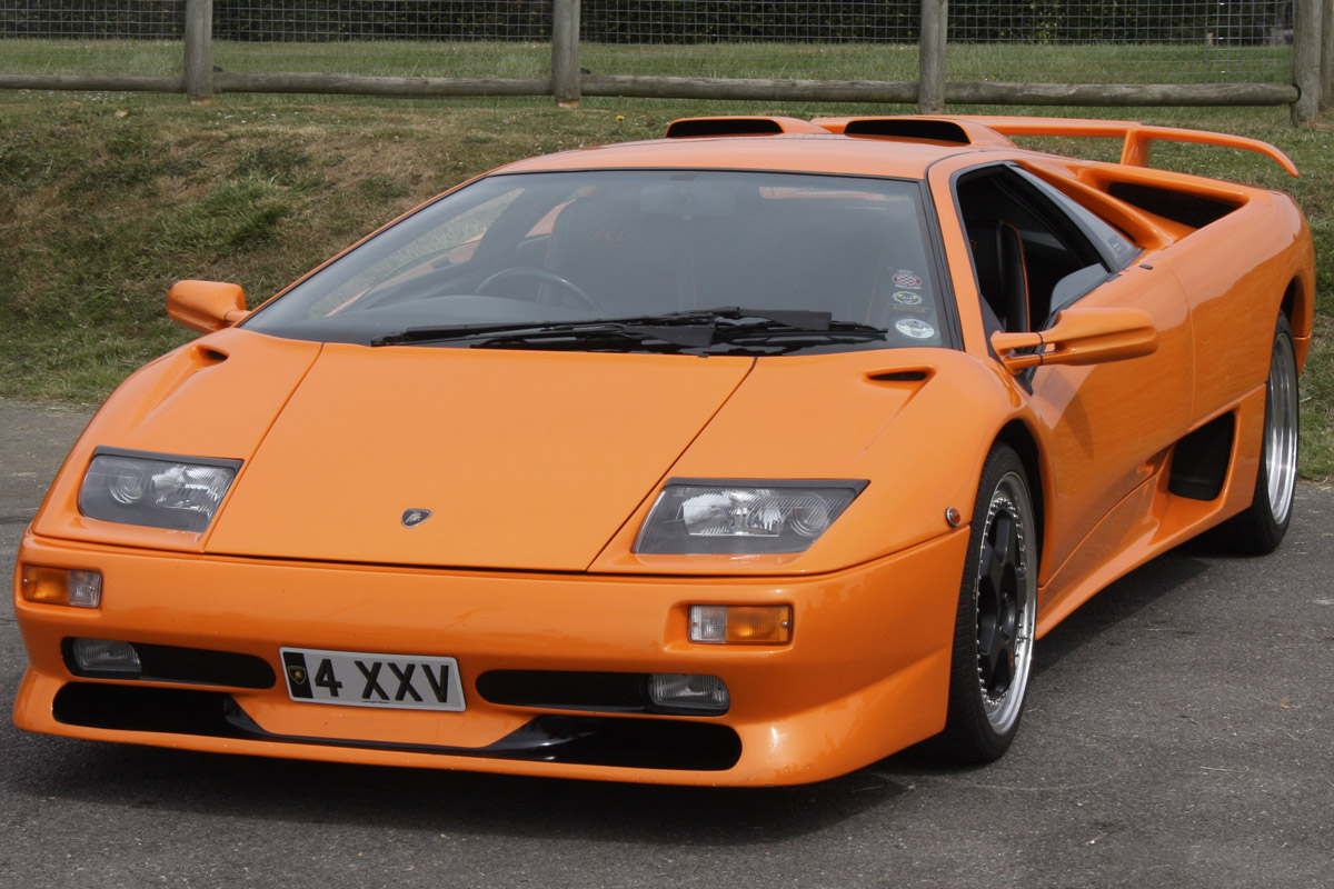 El Lamborghini Diablo 132 E salió al mercado por 212.000 euros. Acelera de 0 a 100 en 4,09 segundos y alcanza los 325km/h.