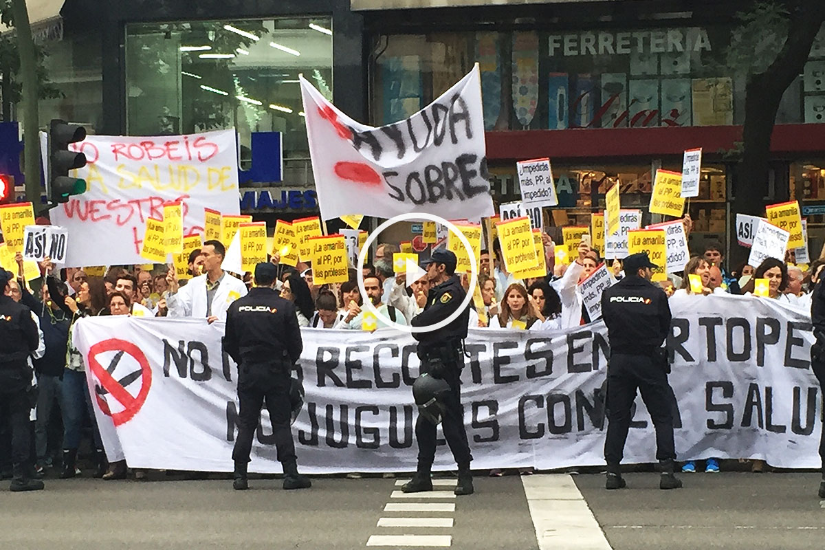 Manifestantes a las puertas de la sede del Partido Popular en la calle Génova (Foto: Okdiario)