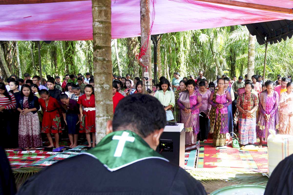 Fieles católicos durante una misa por el fallecimiento de una persona tras la quema de una iglesia en la región indonesia de Aceh. (Foto: Reuters)