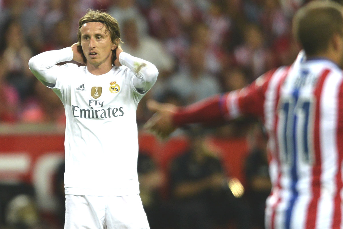 Modric se lamenta en el partido que disputó el Madrid en El Molinón. (Miguel Riopa/AFP)