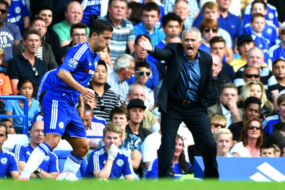 Mourinho da órdenes en un partido del Chelsea de esta temporada. (Getty)