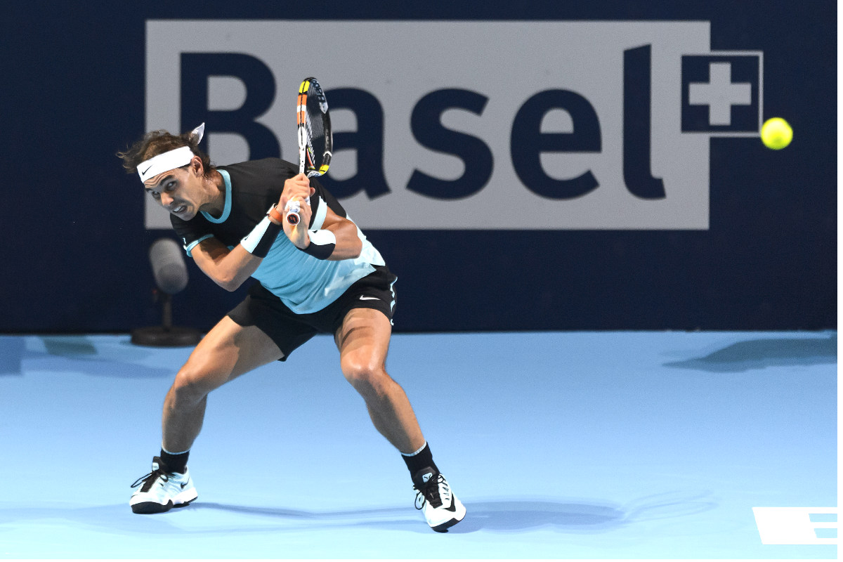 Rafa Nadal golpea de revés en el partido ante Lukas Rosol. (AFP)