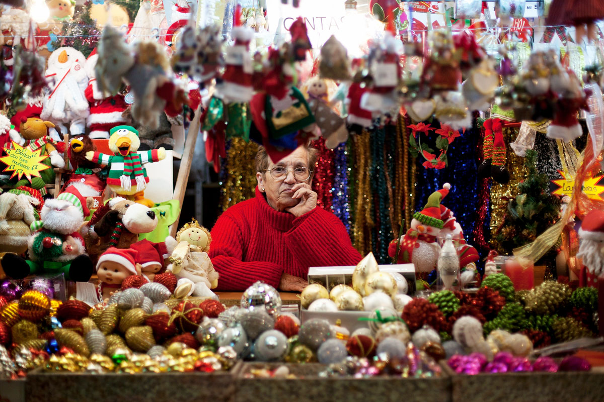 Puesto de artículos navideños en la Plaza Mayor de Madrid. (Foto: Getty)