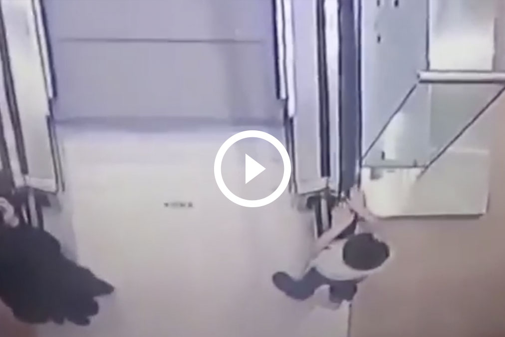 Una niña rusa cae por el hueco de unas escaleras mecánicas
