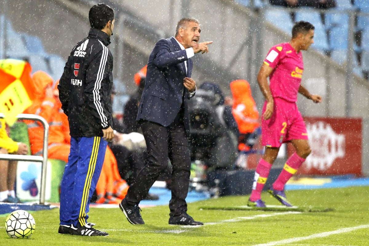 Paco Herreda da instrucciones en el partido del pasado domingo ante el Getafe. (EFE)