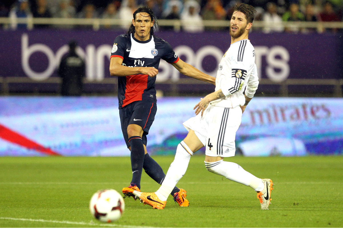 Cavani dispara a portería ante la presencia de Sergio Ramos en el último amistoso PSG-Real Madrid. (Getty)