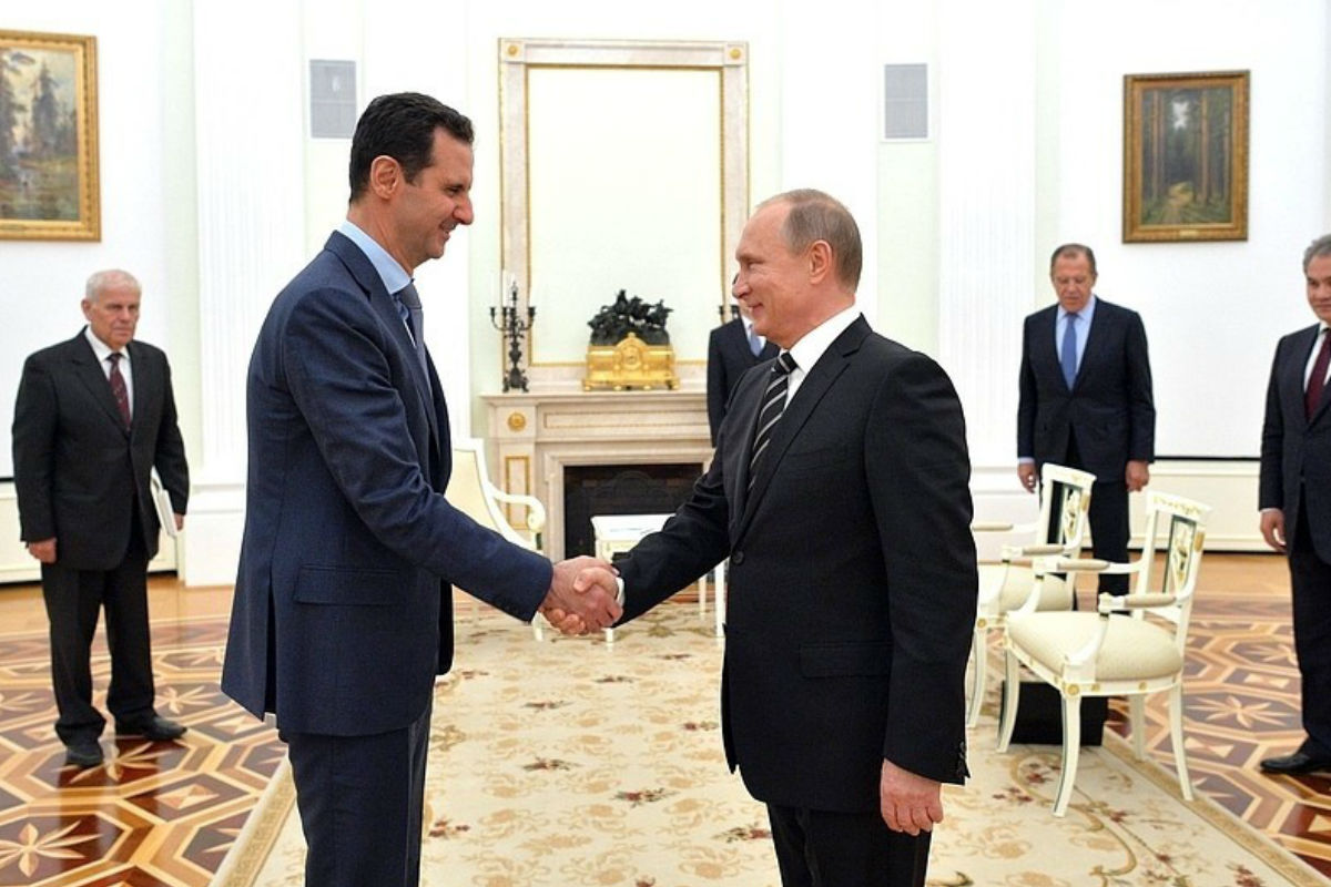 Assad y Putin se saludan en su encuentro en Moscú. (Foto: Getty)