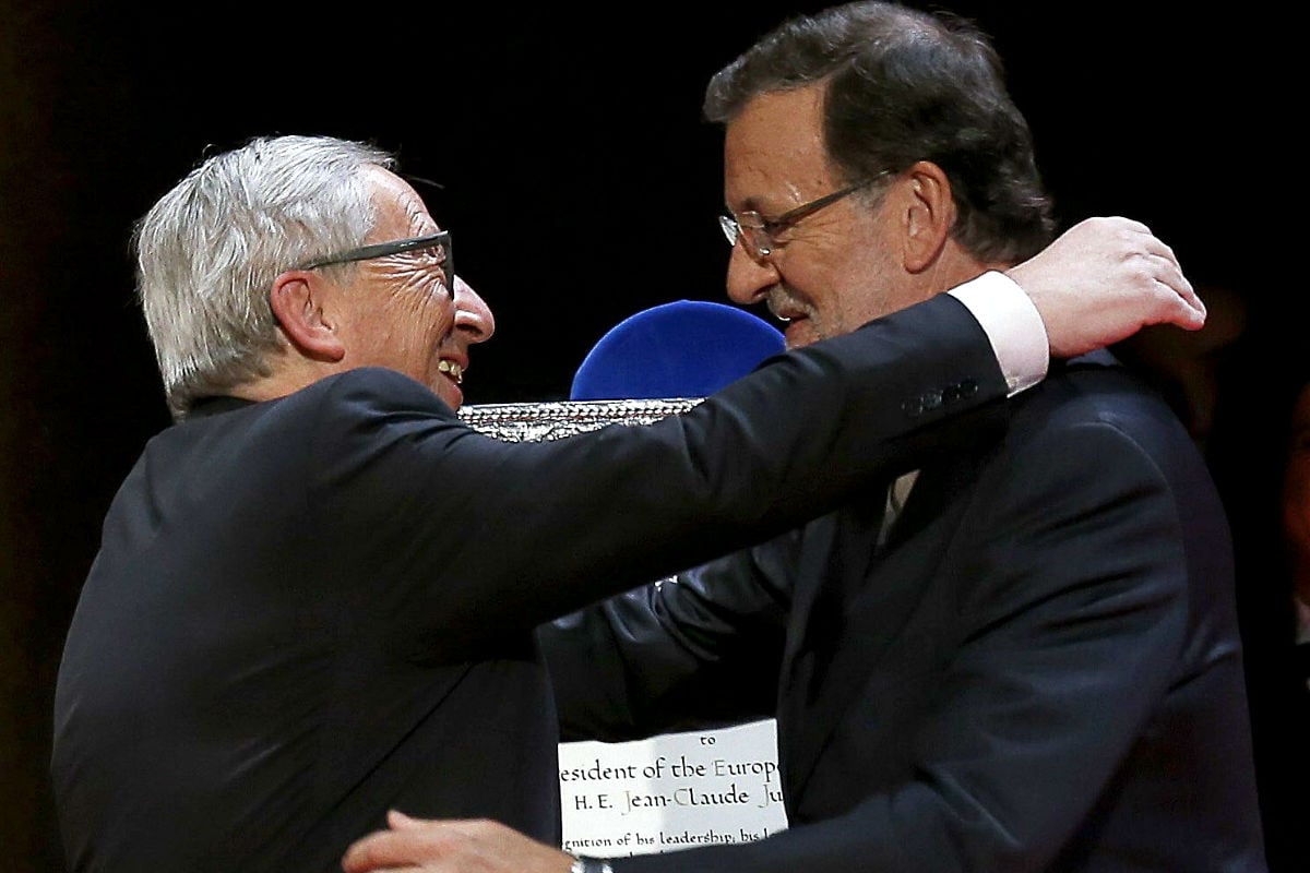 Rajoy y Junker se abrazan efusivamente. (Foto: EFE)