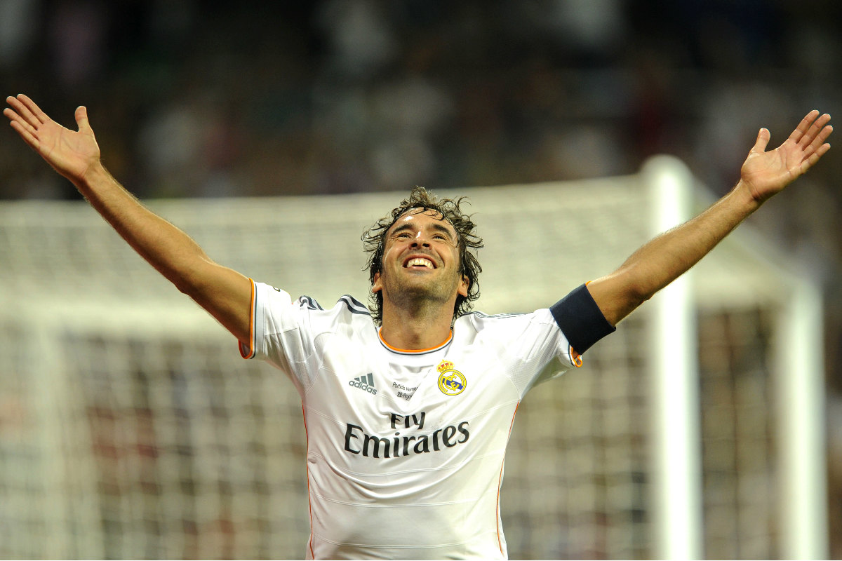Raúl celebra el último gol que marcó en el Bernabéu en su partido homenaje. (AFP)