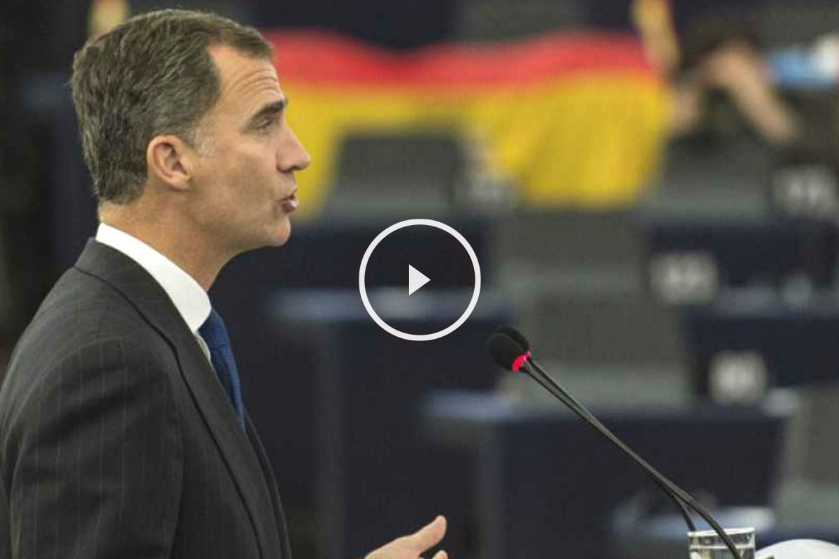 El Rey Felipe VI dando su discurso ante el Parlamento Europeo.