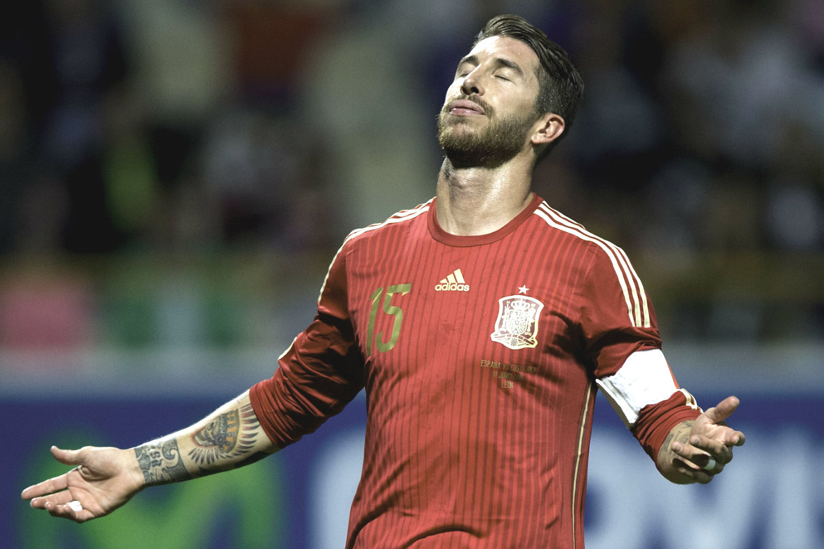 Sergio Ramos se lamenta en un partido con la selección española. (Getty)