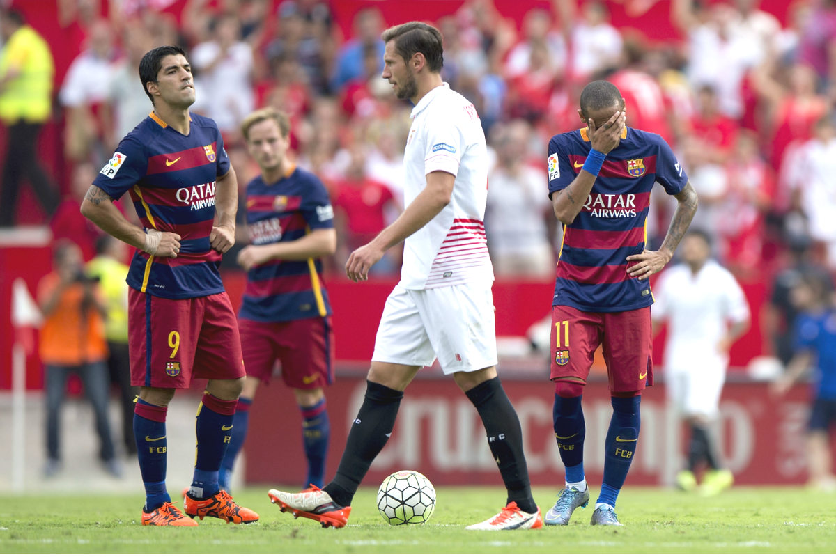 Neymar y Luis Suárez se lamentan tras encajar uno de los goles del Sevilla. (Getty)