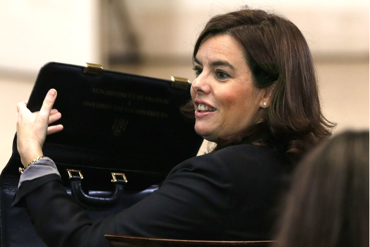 Soraya Sáenz de Santamaría tras una rueda de prensa. (Foto: EFE)