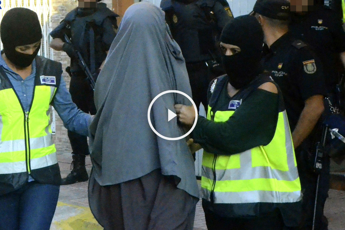 La joven detenida en un pueblo de Valencia es conducida por la policía. (Foto: Efe)