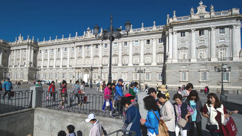 Turistas frente al Palacio Real de Madrid (Foto: GUETTY).