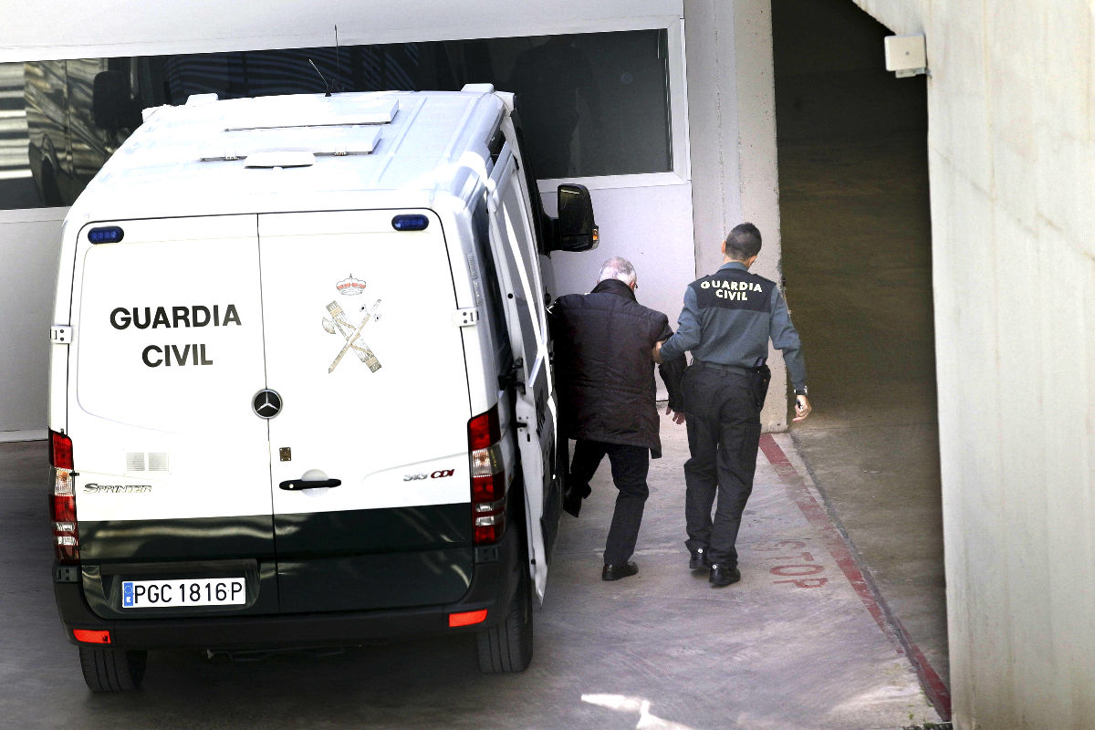 Andreu Viloca llegando detenido al juzgado (Foto: Efe)