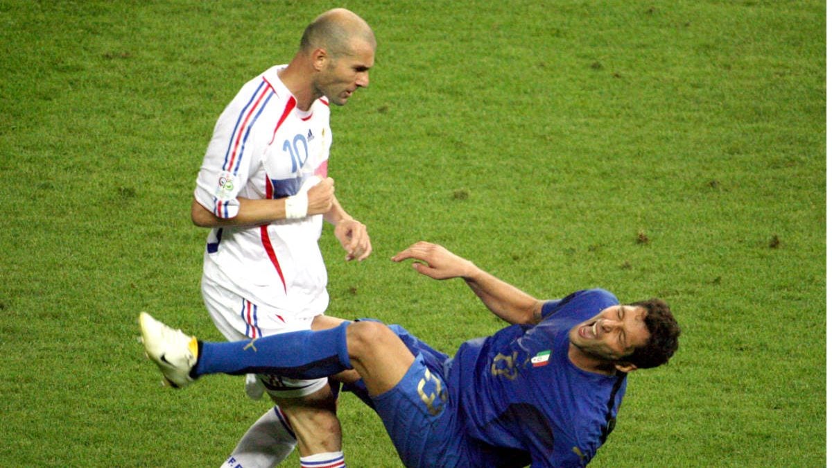 Zinedine Zidane, justo después de propinar un cabezazo a Materazzi en la final del Mundial de 2006. (AFP)